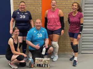 Dames 3 bedankt trainer Mark